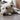 Hund liegt auf dem Boden mit traurigem Blick – typisches Verhalten bei Magenschmerzen oder Reflux