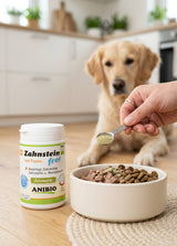 ANIBIO Zahnstein-frei Zahnpflegepulver wird mit Messlöffel über Hunde- oder Katzenfutter gegeben
