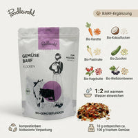 Poodlewohl Bio-Gemüseflocken Rezepturbild mit Karotte, Kokosflocken, Pastinake, Zucchini, Hagebutte, Aroniabeeren und Weißdornbeeren