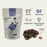 Poodlewohl Bio-Rind Snack Beutel mit kleinem Hundesnack beim Training im Park oder Garten