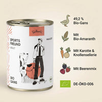 Poodlewohl Bio Nassfutter Gans Adult Featurebild mit 49,2 Prozent Bio-Gans, Bio-Amaranth, Karotte, Knollensellerie und Beerenmix
