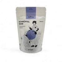 Der Poodlewohl Bio-Hundesnack "Schnüffelnase Rind" besteht aus frischem, luftgetrocknetem Rindfleisch, das über Buchenholz geräuchert wird. Mit Apfelrohfaser für eine gesunde Verdauung und ohne künstliche Zusatzstoffe – ein natürlicher Snack für Hunde.