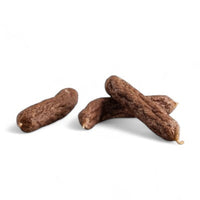 Einzelne Hundejause Bio-Salamis ohne Verpackung – weiche, geräucherte Bio-Hundesnacks aus Geflügel mit natürlichem Rosmarin, ideal zum Portionieren und als Belohnungssnack