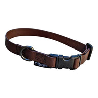 Verstellbares Treusinn Halsband aus BioThane® Super Flex in Lederoptik liegt auf einem nassen Holzsteg – leicht, wasserfest und stilvoll präsentiert.