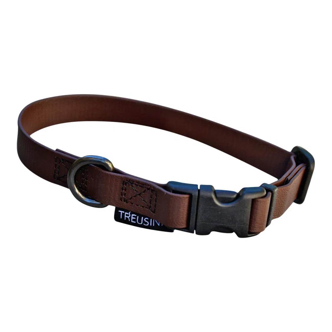 Verstellbares Treusinn Halsband aus BioThane® Super Flex in Lederoptik liegt auf einem nassen Holzsteg – leicht, wasserfest und stilvoll präsentiert.