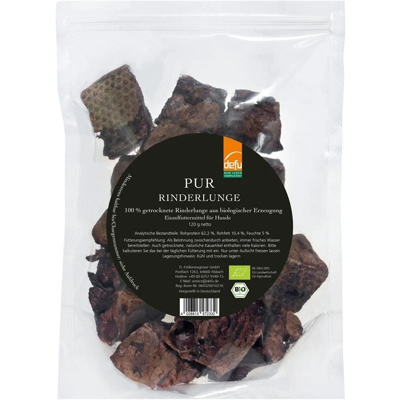 Getrocknete defu Bio-Rinderlungen-Würfel als natürlicher Hundesnack in Bio-Qualität – appetitlich arrangiert in einer Schale auf einem Holzuntergrund, ideal zur Zahnpflege und als artgerechte Belohnung.