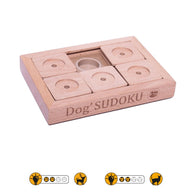 Intelligenzspielzeug für Hunde aus Holz mit der Aufschrift "Dog' SUDOKU", bestehend aus verschiebbaren Holzplatten, unter denen Leckerlis versteckt werden können. Ideal zur geistigen Beschäftigung und Förderung des Suchverhaltens.