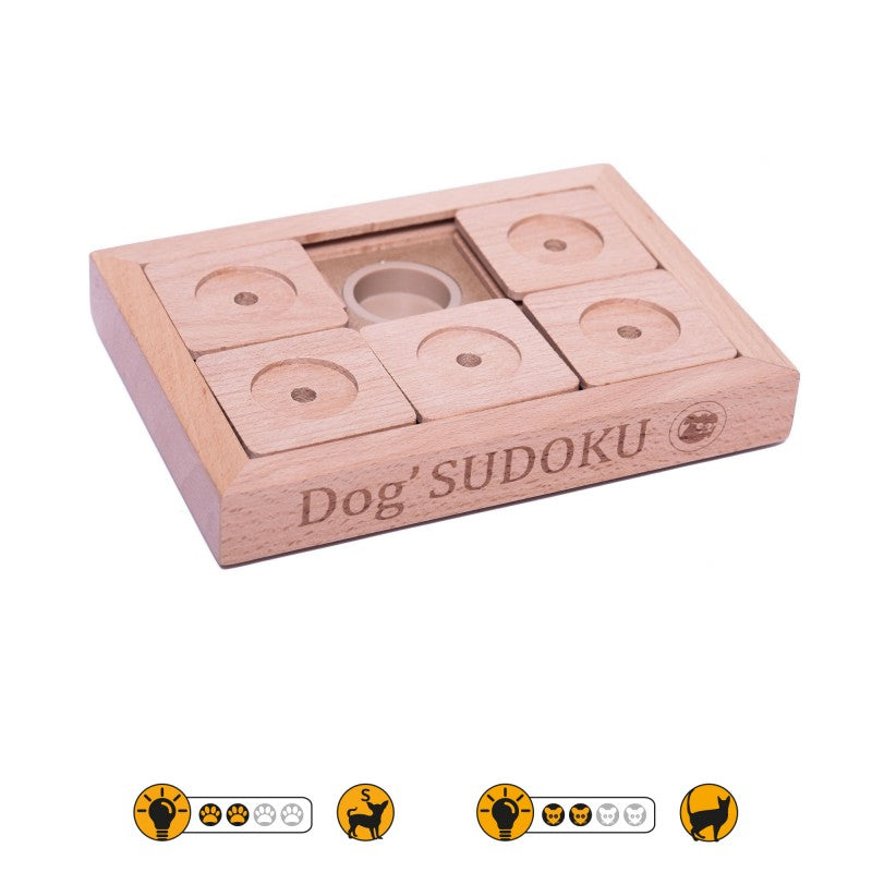 Intelligenzspielzeug für Hunde aus Holz mit der Aufschrift "Dog' SUDOKU", bestehend aus verschiebbaren Holzplatten, unter denen Leckerlis versteckt werden können. Ideal zur geistigen Beschäftigung und Förderung des Suchverhaltens.
