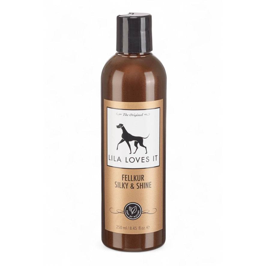 FELLKUR SILKY & SHINE Pflegekur für Hunde mit glänzendem und geschmeidigem Fell, die trockene Haut pflegt und das Kämmen erleichtert. Enthält natürliche Öle wie Kokos-, Avocado-, Jojoba- und Mandelöl sowie feuchtigkeitsspendendes Hyaluron