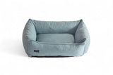 Farbe Hellblau, nachhaltiges Hundebett mit abnehmbarem und waschbarem Bezug, das aus recyceltem Textil gefertigt wurde.