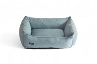 Farbe Hellblau, nachhaltiges Hundebett mit abnehmbarem und waschbarem Bezug, das aus recyceltem Textil gefertigt wurde.