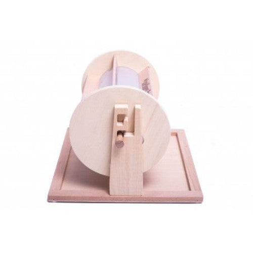Rückansicht des Hunde Glücksrads Pet’s Wheel of Fortune aus Holz, mit einem Drehmechanismus, der für Hunde und Katzen entwickelt wurde, um Leckerlis durch Drehen des Rades zu erhalten.