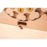 Zwei Hundesnacks fallen aus dem Pet's Clock Puzzle, einem interaktiven Spielzeug für Hunde zur geistigen Stimulation und Problemlösungsförderung.