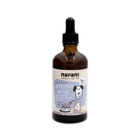 Braune Glasflasche mit Intesto Wohl – einer alkoholfreien Darm-Tinktur für Hunde – inklusive Pipette, umgeben von natürlichen Kräutern wie Eichenrinde, Brombeerblättern, Fenchel und Blutwurz.