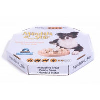 Verpackung des My Intelligent Dogs® MANDALA & STERN Intelligenzspielzeugs für Hunde. Auf der Box ist ein Hund abgebildet, der mit dem Spielzeug interagiert, das für geistige Stimulation und Problemlösungsfähigkeiten sorgt.