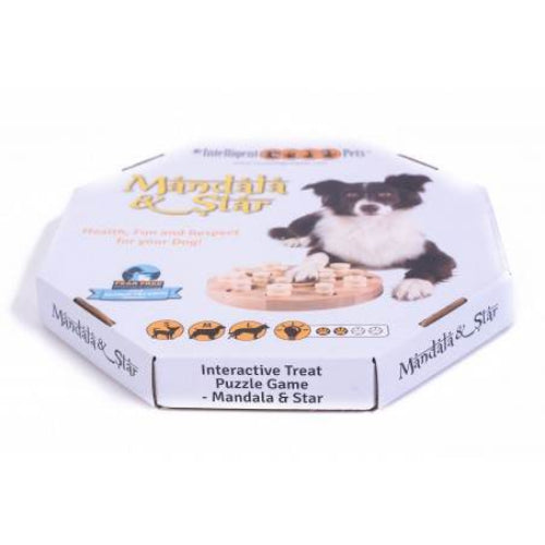 Verpackung des My Intelligent Dogs® MANDALA & STERN Intelligenzspielzeugs für Hunde. Auf der Box ist ein Hund abgebildet, der mit dem Spielzeug interagiert, das für geistige Stimulation und Problemlösungsfähigkeiten sorgt.