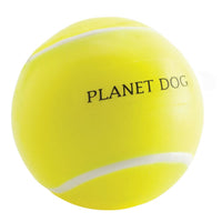 
Großaufnahme des Orbee-Tuff® Sport Tennisballs für Hunde – strukturierte Oberfläche, sichtbare Leckerli-Öffnung, grüne Farbe mit Tennisball-Design