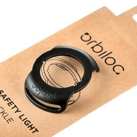 Orbiloc Buckle zur sicheren Befestigung des Orbiloc Safety Light an Hundehalsband oder Geschirr – zeigt robuste Schlitzhalterung für Riemen bis 24 mm Breite.