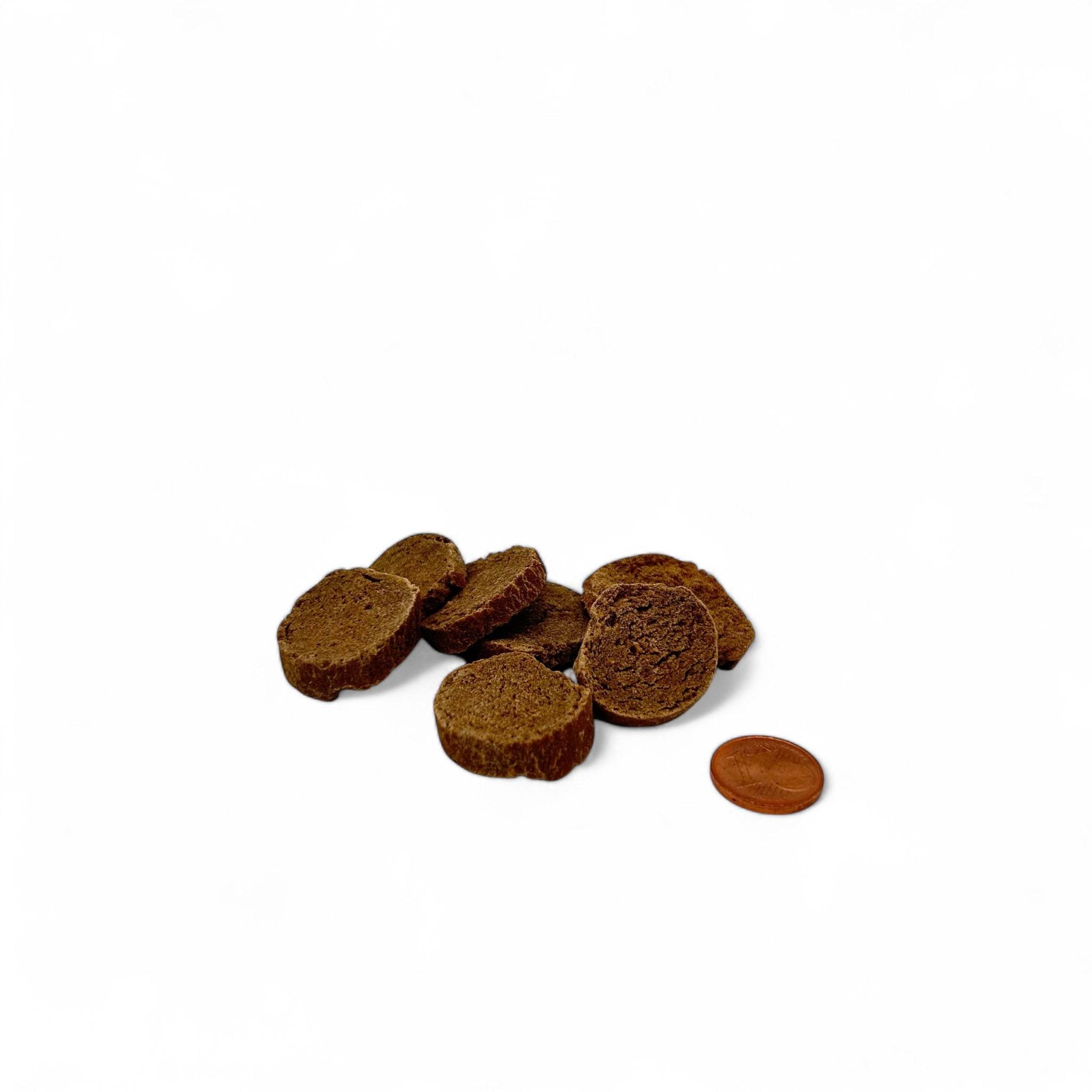 Poodlewohl Bio-Hundesnack aus Rind, Huhn, Karotte und Apfel – natürliche, gesunde Zutaten in Form von Snackstücken ohne Verpackung, ideal als Belohnung oder Snack für zwischendurch.