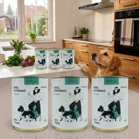 Poodlewohl Bio Juniorfutter Bundle mit 6 Dosen in einer Küche.