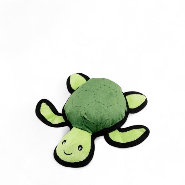 Nachhaltiges Hundespielzeug „Tommy die Schildkröte“ aus recycelten Materialien mit integrierter Quietsche und doppelten Nähten für extra Haltbarkeit.
