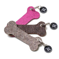 Treusinn Schlüsselanhänger „Knochen“ aus 100% Wollfilz – handgefertigt, schmutzabweisend, hautfreundlich und mit praktischem Klimperschutz für Hundemarken. Nachhaltig & sozial hergestellt in einer Werkstatt für Menschen mit Behinderung.