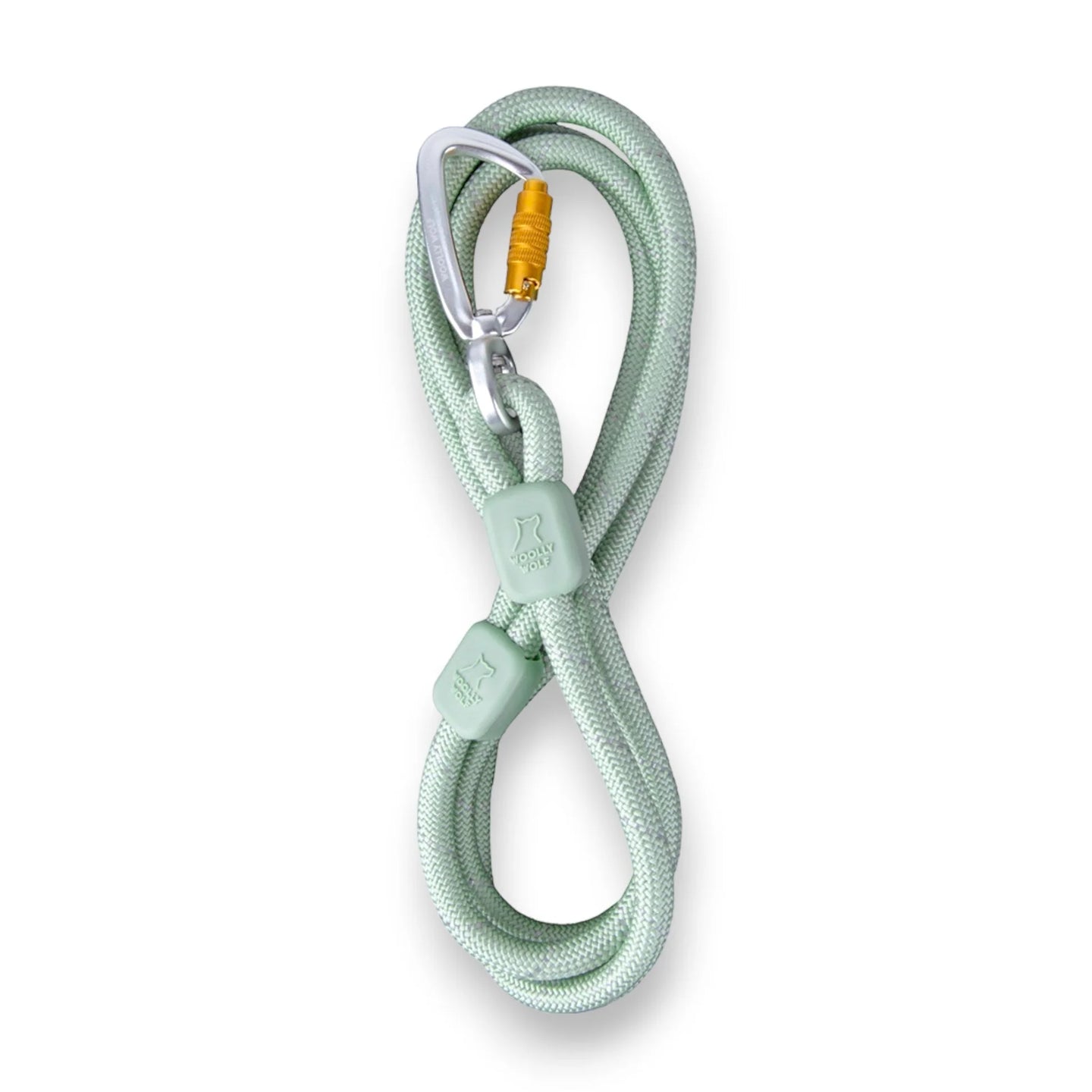 Die Woolly Wolf Führleine Rope Thin Glacier Mix, hergestellt aus 100% recyceltem Polyester, kombiniert Nachhaltigkeit und Komfort. Mit reflektierendem Streifen für bessere Sichtbarkeit und einem leichten Aluminium-Karabiner bietet diese Leine eine sichere und bequeme Lösung für Spaziergänge mit kleineren Hunden.