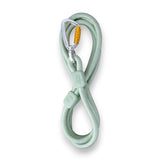 Die Woolly Wolf Führleine Rope Thin Glacier Mix, hergestellt aus 100% recyceltem Polyester, kombiniert Nachhaltigkeit und Komfort. Mit reflektierendem Streifen für bessere Sichtbarkeit und einem leichten Aluminium-Karabiner bietet diese Leine eine sichere und bequeme Lösung für Spaziergänge mit kleineren Hunden.