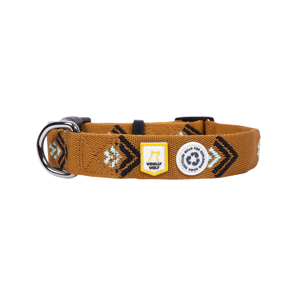 Das Woolly Wolf Halsband Sea to Summit aus 100% recyceltem Polyester bietet eine nachhaltige, robuste und bequeme Lösung für Hundebesitzer. Mit einer Kunststoff-Schnalle, einem nickelfreien D-Ring und einem 