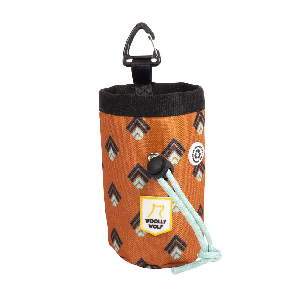 Der Woolly Wolf Snackbeutel Sea to Summit aus 100% recyceltem Polyester bietet eine umweltfreundliche Lösung für Hundebesitzer. Mit einem Kordelzugverschluss und einem einstellbaren Hüftgurt sorgt der Beutel dafür, dass Sn